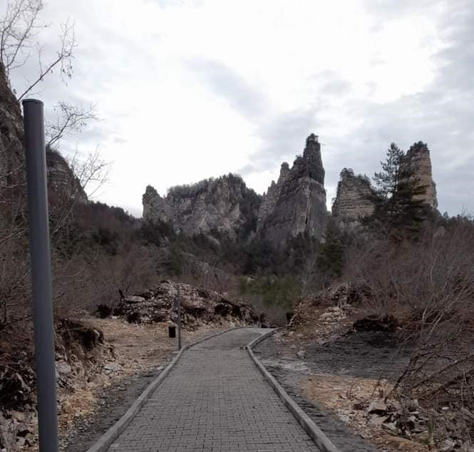 სოფელ საირმეში ბუნებრივ სვეტებიან ძეგლთან ბიზნესის განვითარების მიზნით მისასვლელი ბილიკების რეაბილიტაცია